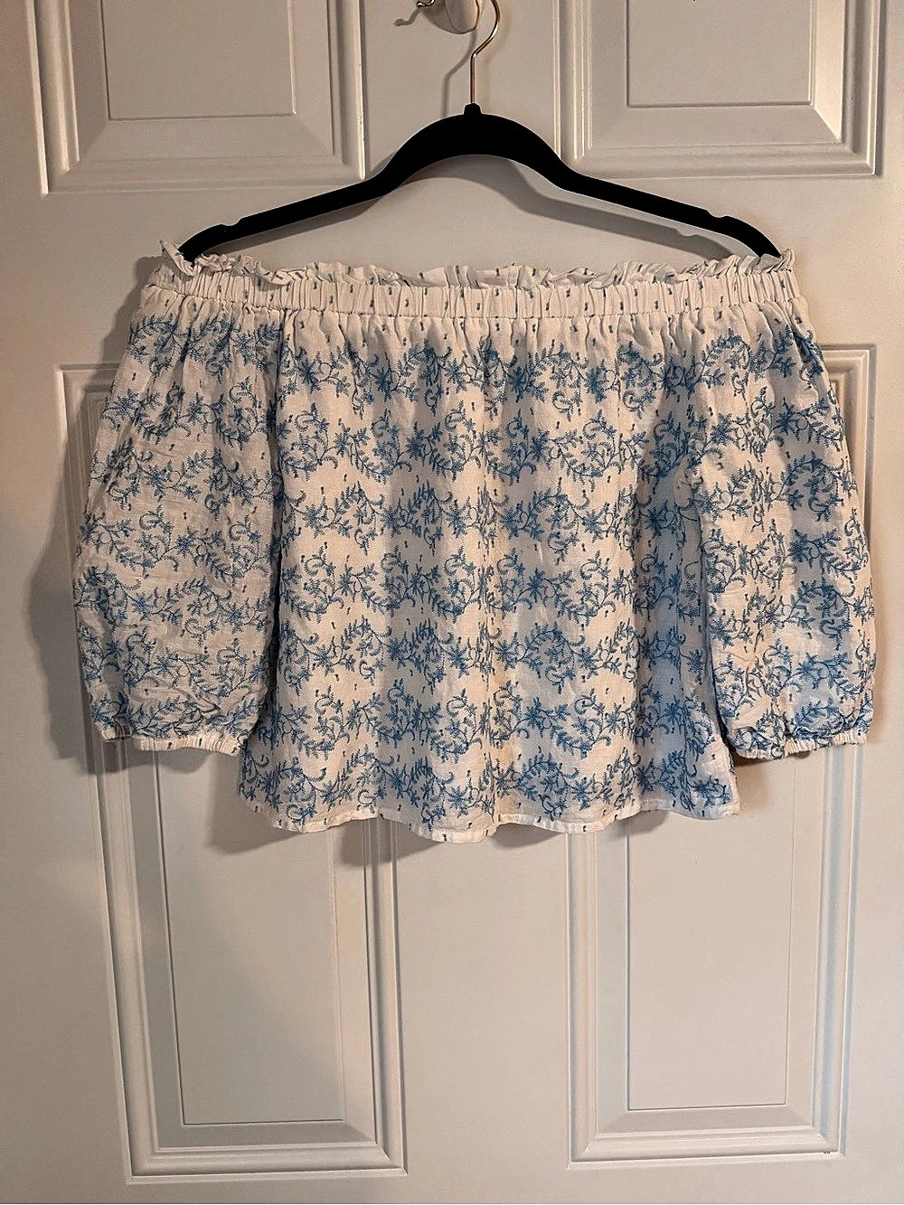 miami Floral Off-Shoulder Blouse in White & Blue Size Medium